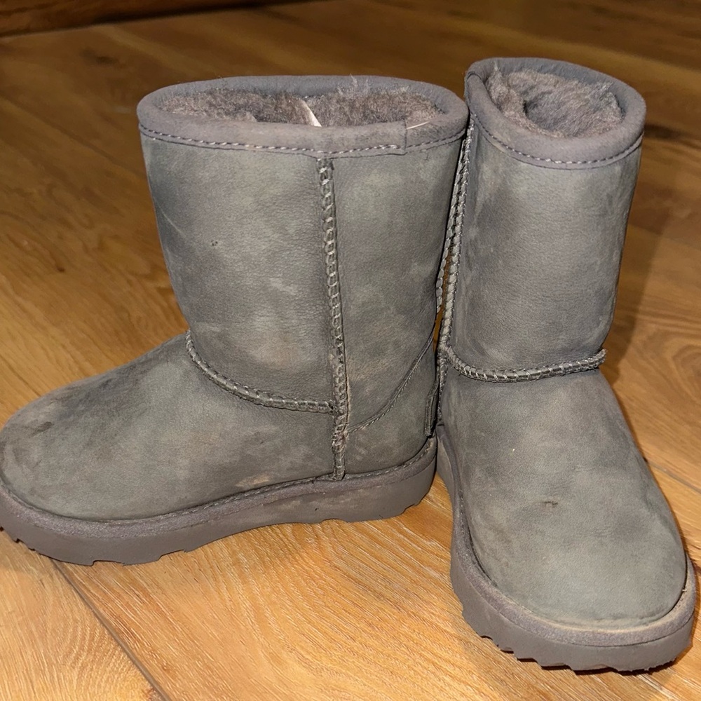 Classic kid Uggs boots, size 8